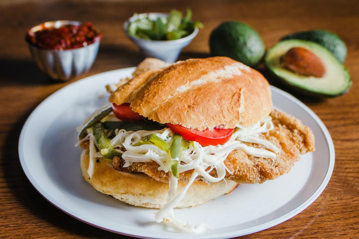 Torta de milanesa de Tortas El Rayito con rajas, frijol y aguacate.